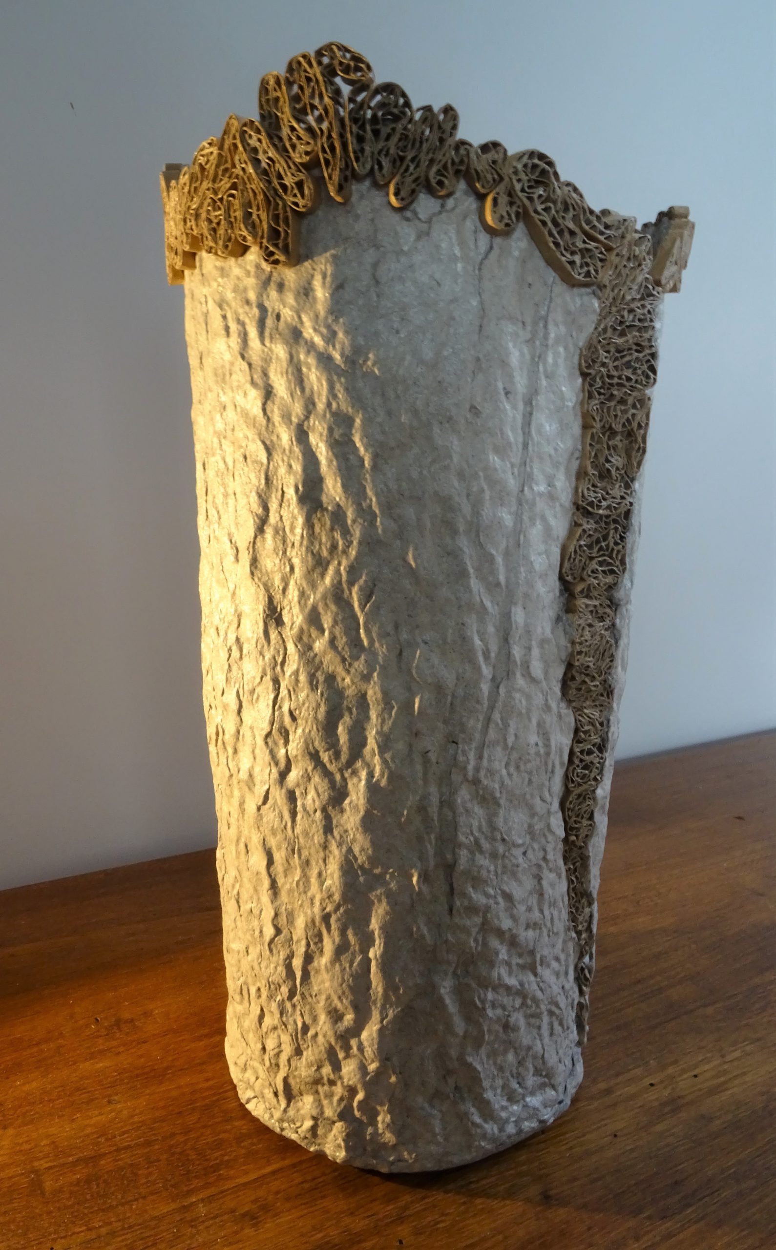 Vase Kintsugi en papier et dentelle de carton. Sylvie Loudieres
