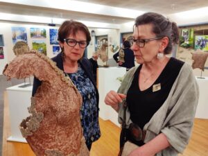 Vernissage exposition Sylvie Loudieres et Mme le Maire d'ytrac